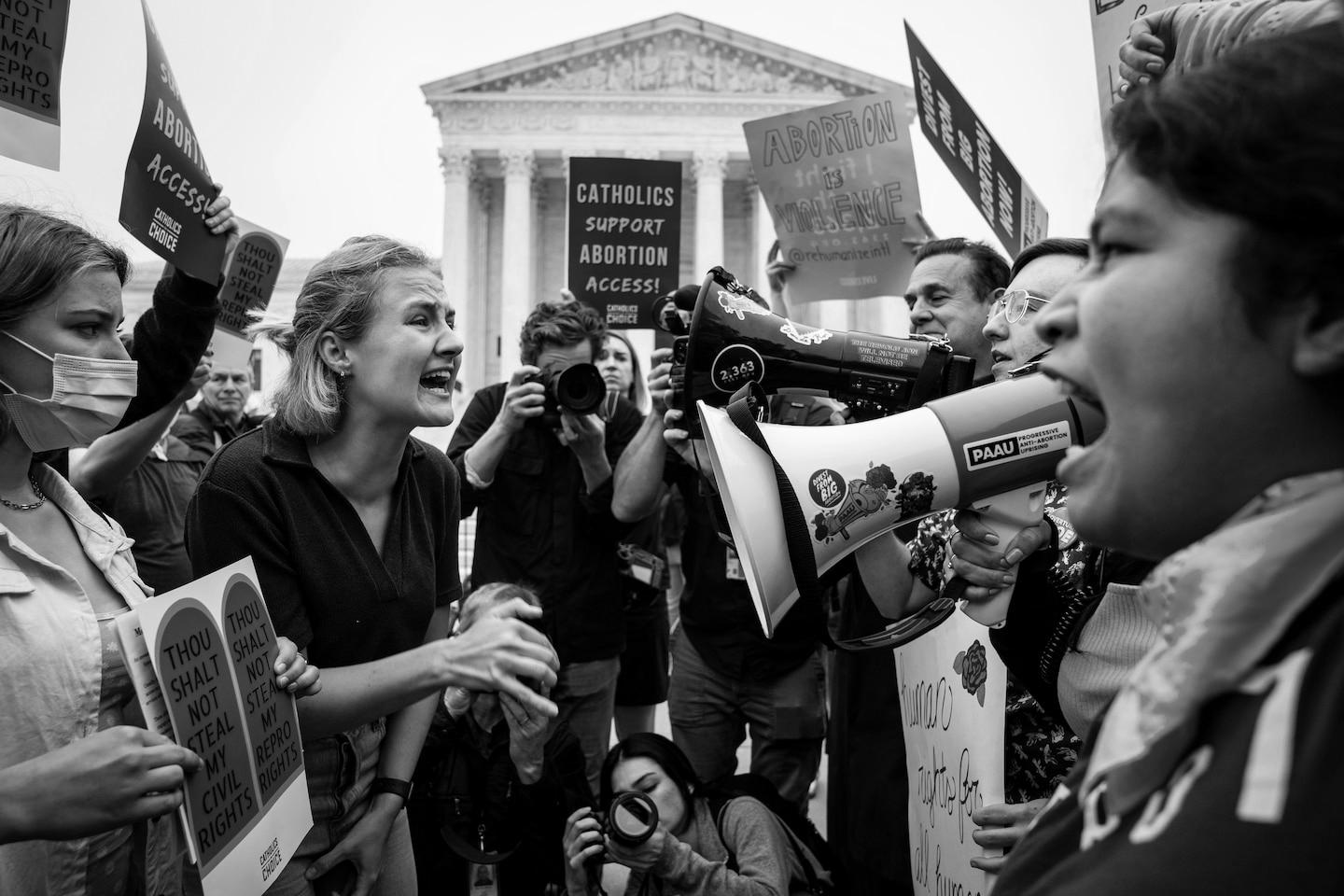 Crowds protest at Supreme Court after leak of Roe opinion draft